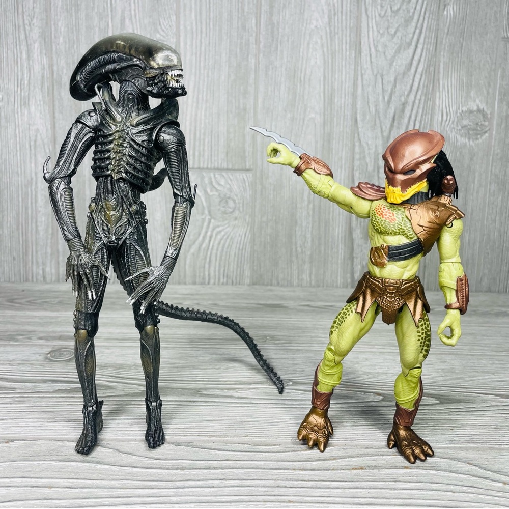 NECA Alien Xenomorph Action Figure 1979 Movie Reel Toy and Predator berserker